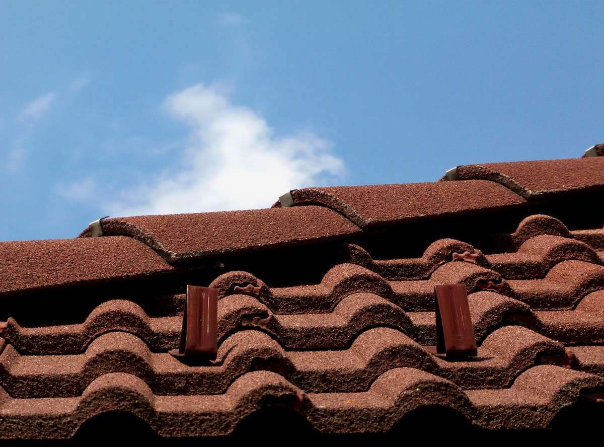 Jakie są zalety betonowych pokryć dachowych?